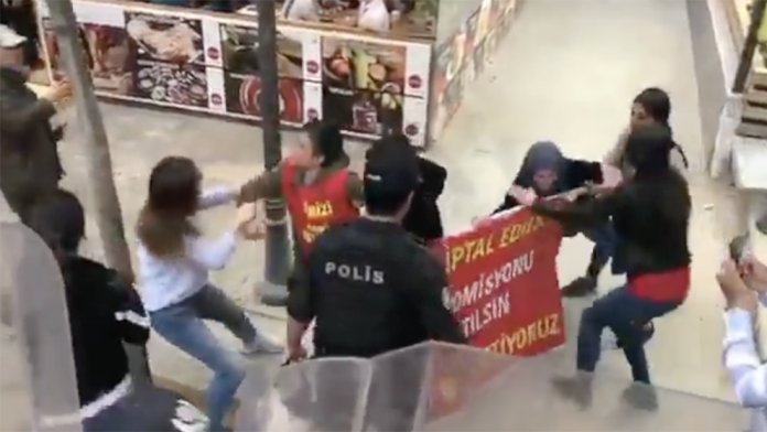 Acun Karadağ ve Merve Demirel: AKP var ya, kanser hastası çocukların anne babasını tutukluyor