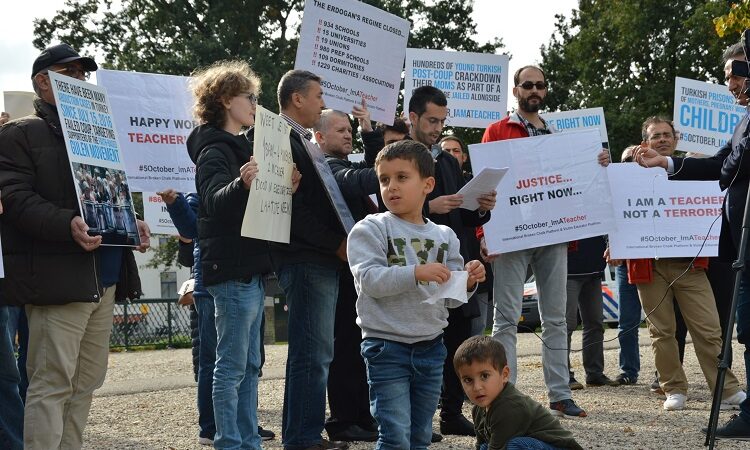 Sürgündeki öğretmenler, KHK’lılara yapılan zulmünü Hollanda’dan haykırdılar