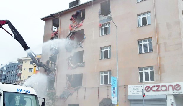 İçinde öğrencilerin kaldığı yurt binasını AKP’li Belediye gece yarısı baskınıyla yıktı
