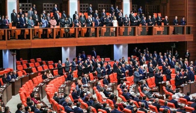 CHP’li ve HDP’li vekiller, Erdoğan’ı oturarak karşıladı