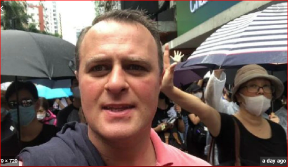 Liberal Partili  Milletvekili Tim Wilson Hong Kong’da protestocularla yürüdü