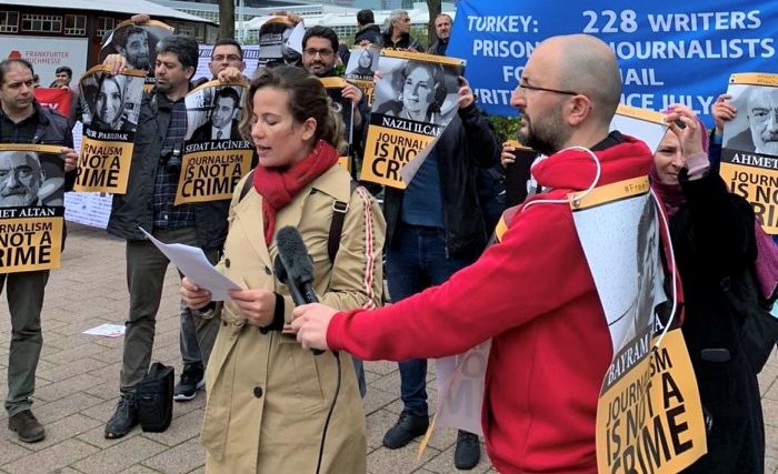 Sürgün Gazeteciler, tutuklu meslektaşlarının sesi oldu: Frankfurt Kitap Fuarı’nda, Türkiye’deki tutuklu gazeteciler unutulmadı