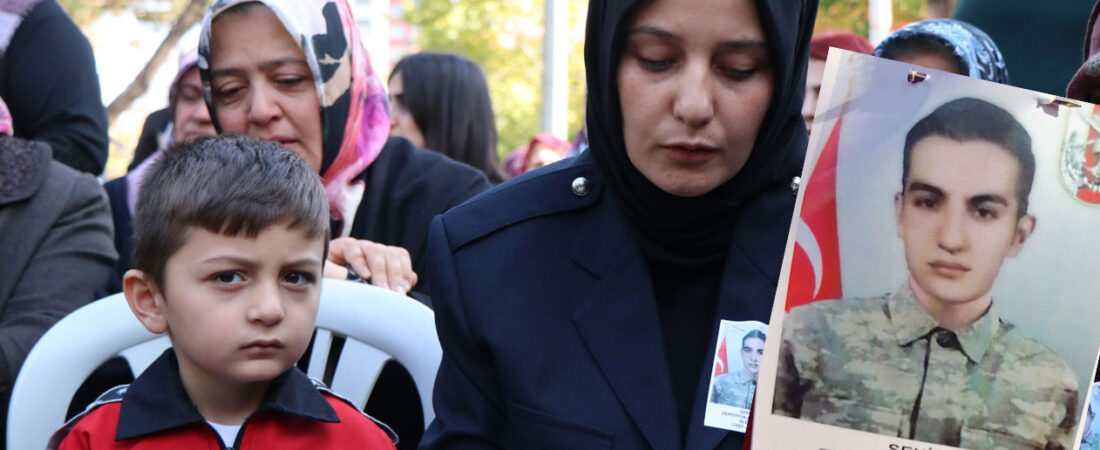 KHK’lı şehit eşini, polis üniformasıyla uğurladı: Babasını “terörist ilan ettiğiniz bu çocuğun gözlerine bakabildiniz mi?