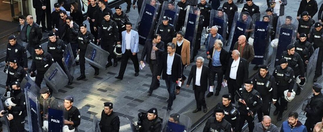 İstiklal Caddesi’nde bildiri dağıtmak isteyen HDP’li vekillere polis ablukası