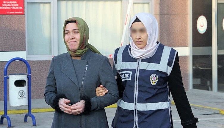 Semra Öğretmen’in  acı hikayesi: Tutuklama sırasında görüp rahatladığım başörtülü polisten en çok baskıyı gördüm