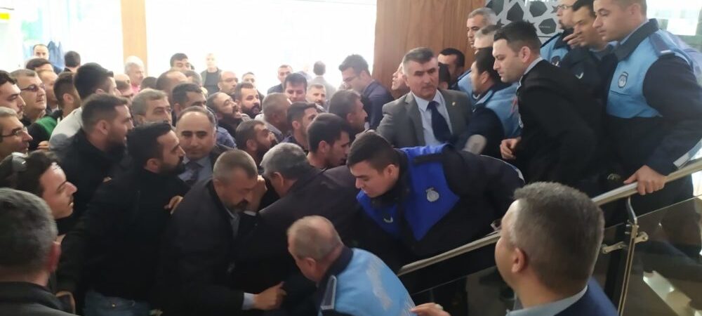 Kayseri’de esnaf AKP’li Belediye’yi bastı: Açım aç, çoluk çocuğumuz aç