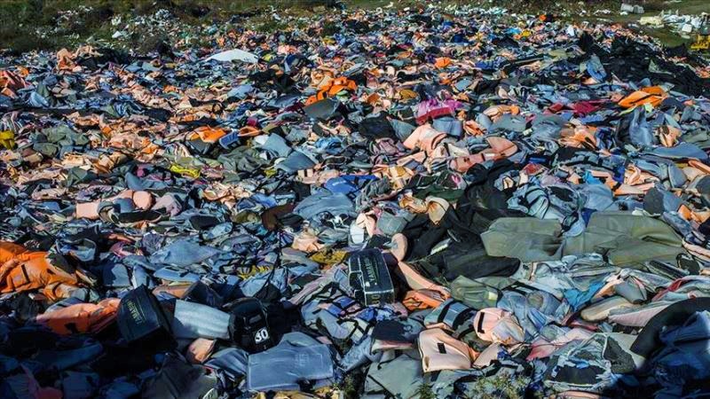 Trajedinin fotoğrafı: Ülkelerinden kaçarken hayatını kaybeden mültecilerin eşyaları yürek yakıyor