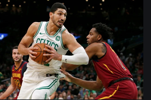 Rekor taraftarı coşturdu: Enes Kanter 8 sayı, 18 ribaund ile maça damgasını vurdu