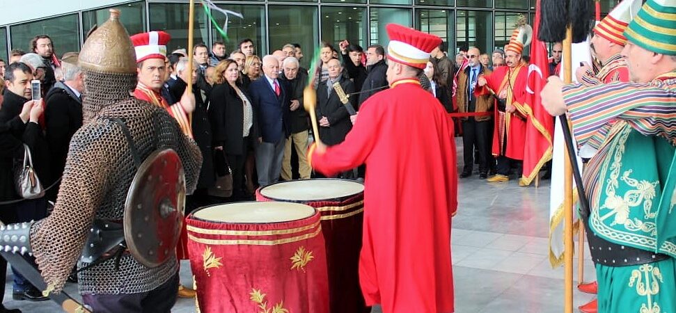 AKP, ortağı Perinçek’i Bursa’da mehterle karşıladı