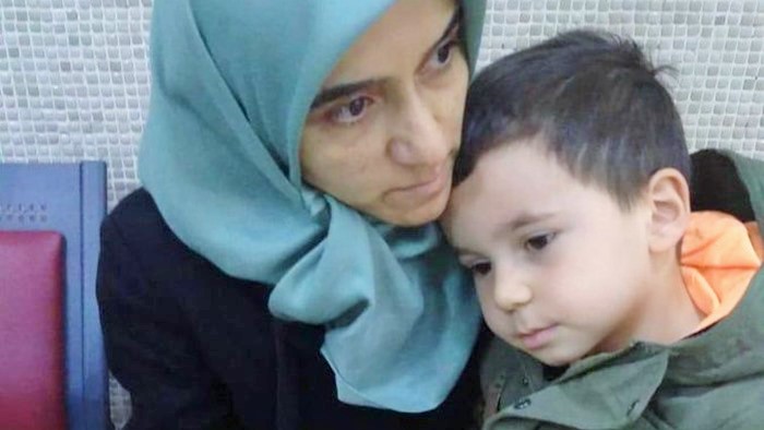 Baba cezaevinde Anneyi de tutukladılar: Minik Mustafa, tutuklanma öncesi anneye son kez yaslandı