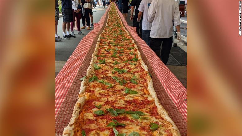 İtalyan restorandan yangında mücadele veren itfaiyecilere 130 metrelik pizza