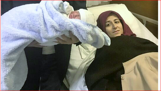 Polisler, yeni doğum yapan anneyi gözaltına almak için kapıda bekliyor