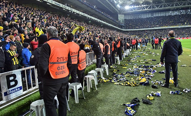 Fenerbahçe taraftarı Elazığ için: Sen üşüyorsun, biz donuyoruz
