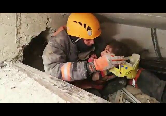 24 saatin sonra: 2,5 yaşındaki Yüsra ve annesi enkazdan sağ çıkarıldı