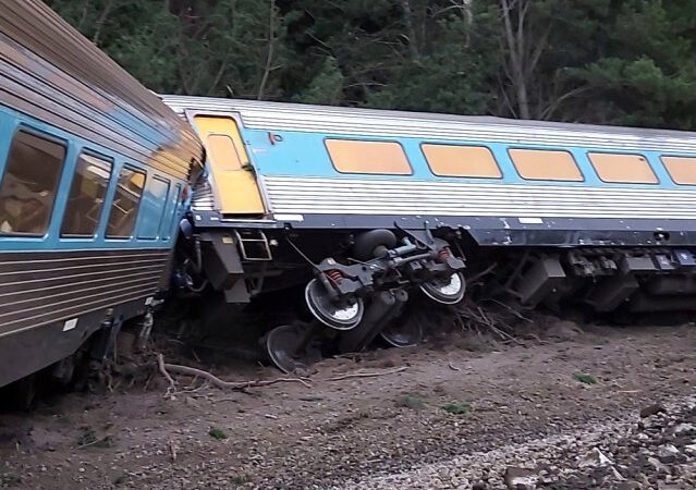 Melbourne’e giden tren raydan çıktı: 2 kişi hayatını kaybetti