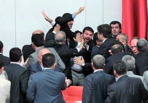 TBMM’de maganda: CHP’li Özkoç’u yumruklayan AKP’linin 3 yerden eli kırıldı