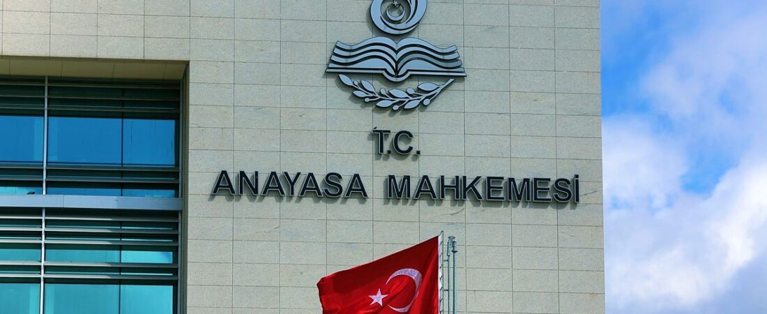AYM’den emsal karar: Görevden uzaklaştırma suç belirtisi kabul edilemez