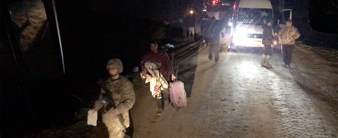 Kaçakçılar, göçmenleri bataklıktan jandarma eşliğinde Yunanistan’a geçiriyor
