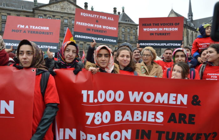 Amsterdam’da,Türkiye’de hapisteki 11 bin kadına destek eylemi