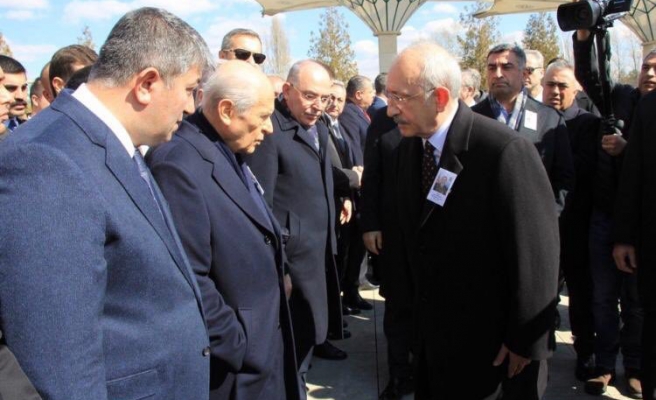 Ellerini cebinden çıkarmadı: Bahçeli, cenaze töreninde Kılıçdaroğlu’nun elini sıkmadı