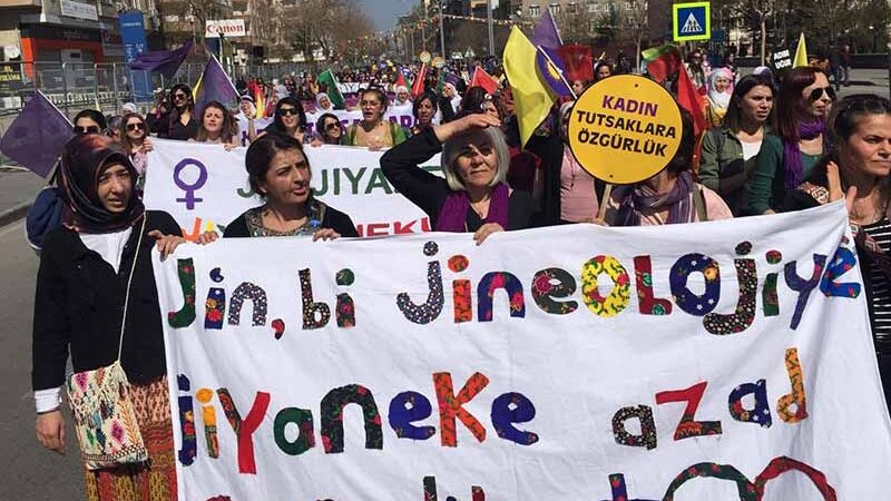 Kadınlar Diyarbakır’da ‘Özgürlüğe yürüyoruz’ şiarıyla alanlara çıktı
