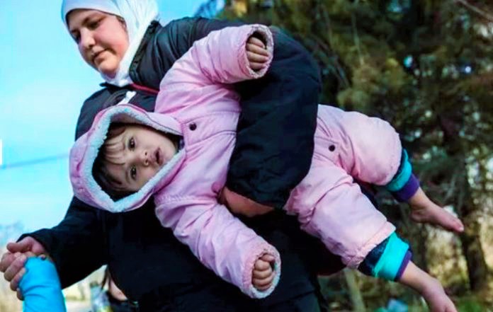 Sınırda insanlık dramı : Göçmenler akın akın sınır kapısına geliyor