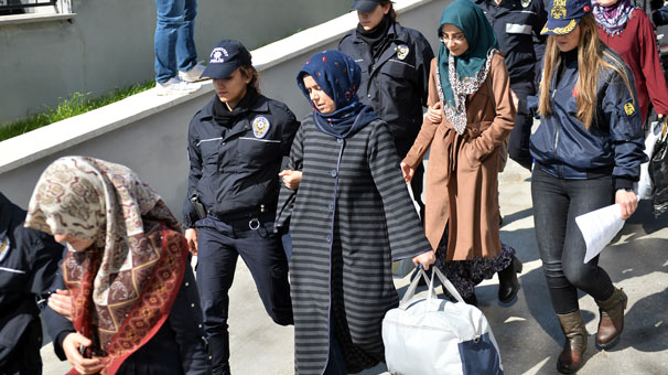Cadı avı canavarlığına devam: ‘Birbirlerine yardım ettiler’ diye kadınlara operasyon yapıldı