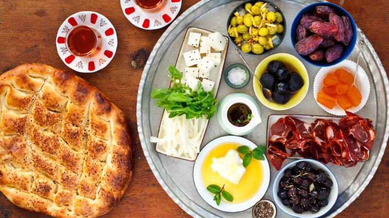 Ramazan tavsiyesi: Sahurda, tok tutan ve vücuda su veren gıdaları tercih edin