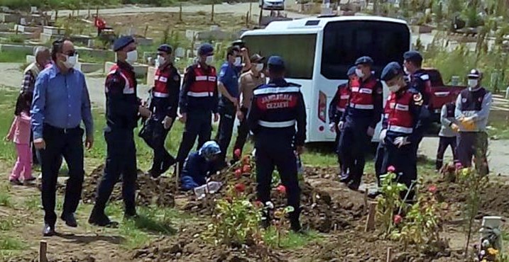 Mezarlıkta jandarma ablukası: Babası, Ahmet’i son yolculuğuna uğurlandı