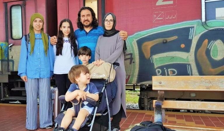 İşkenceden çıktı ailesini botla özgürlüğe ulaştırdı