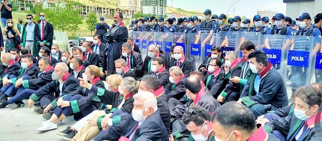 Savunmaya darp ve abluka:Ankara’ya 300 metre kala Avukatların direnişi sürüyor