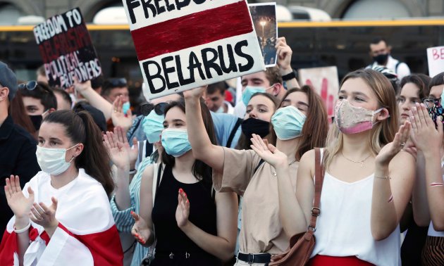 Gazeteciler Belarus’da diktatöre karşı : Devlet televizyonu çalışanları greve çıktı