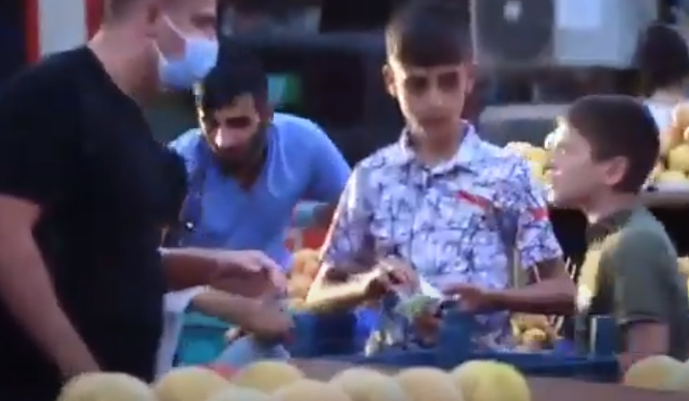 Diyarbakır’da yürek ısıtan sosyal deney: Boyun uzun abi, simitle doymazsın sana döner söyleyeyim