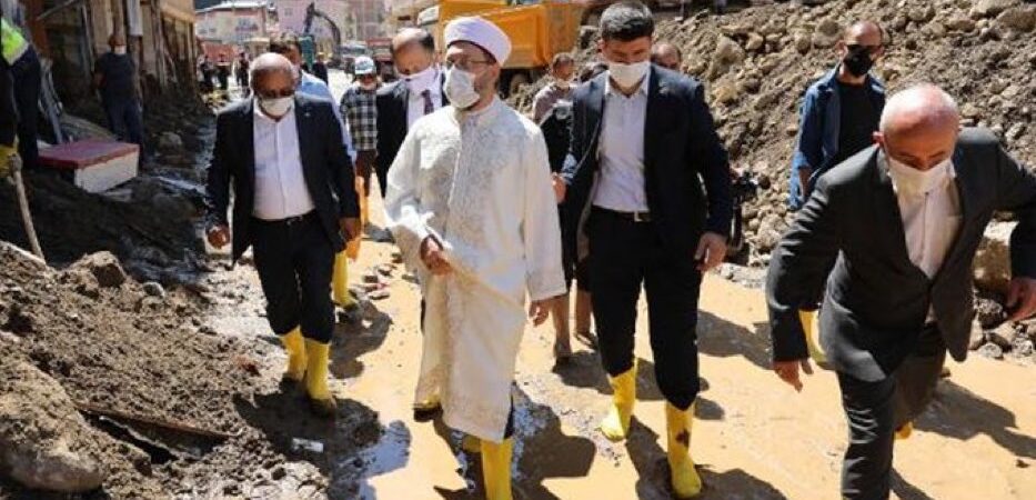 DİB Başkanı Ali Erbaş, sel bölgesine cübbesiyle gitti