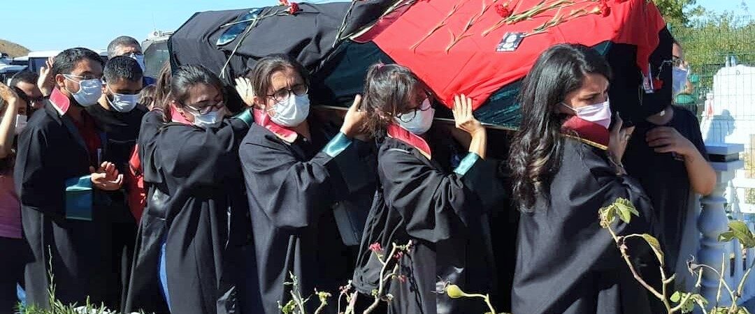 Avukat Ebru Timtik, polis müdahalesi altında Gazi Mezarlığı’nda defnedildi