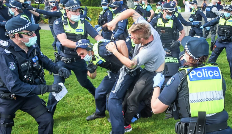 Melbourne’de covid-19 kısıtlamaları ve hükümet protesto edildi