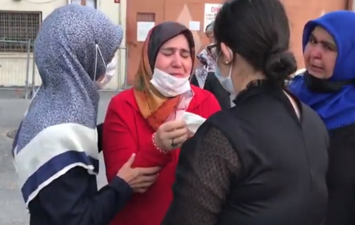 Melek Çetinkaya ağlayarak tahliye oldu: Kızlarımı bırakıp çıkmak istemiyordum