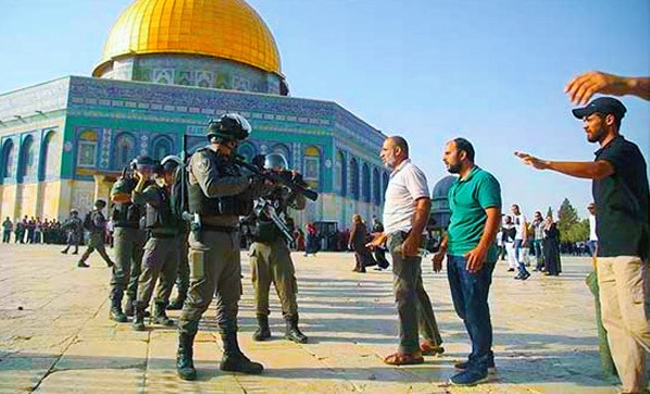 İsrail polisi Mescid-i Aksa’ya baskın düzenledi