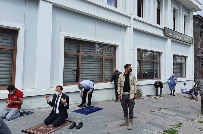 Kayyım Vali, polis ordusuyla geldi: Milletin iradesini gasp ettikten sonra önünde namaz kıldı