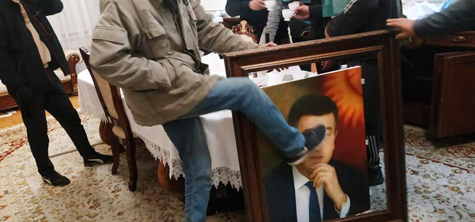 Protestocular Atambayev’i cezaevinden çıkardı: Kırgız göstericiler Başkanlık Sarayı’na girdi