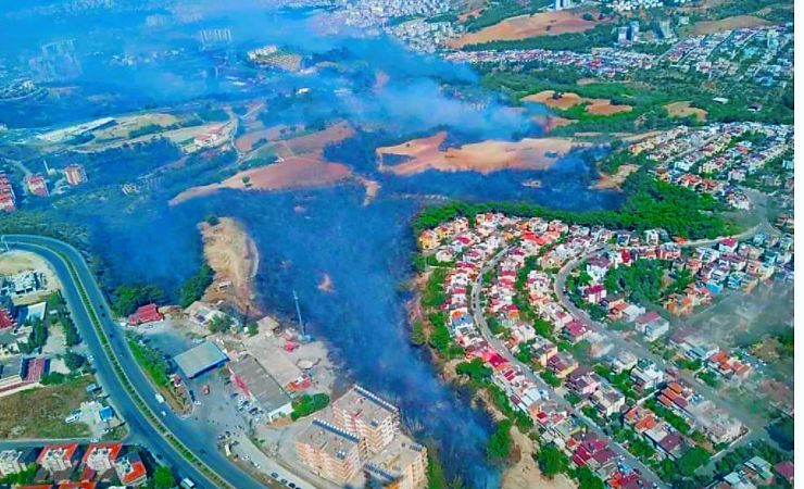 Cezaevini dumanlar kapladı: Hatay’da ormanlık alandaki yangın yerleşim yerlerine sıçradı