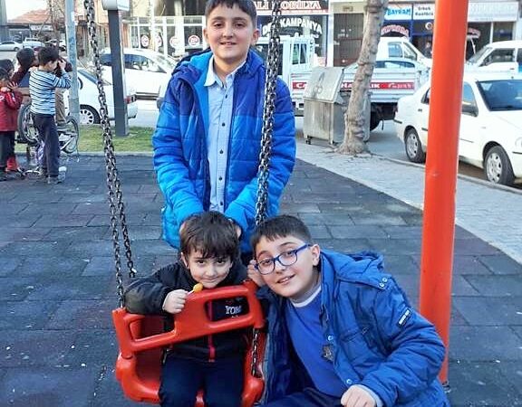 Tahliye zulmü: Üç kardeş, cezası  bittiği halde tahliye edilmeyen annelerini bekliyor