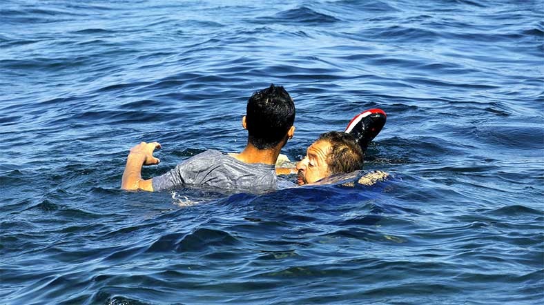 Ege’de umut yolculuğuna çıkan mültecilerin teknesi battı: Bir çocuk hayatını kaybetti