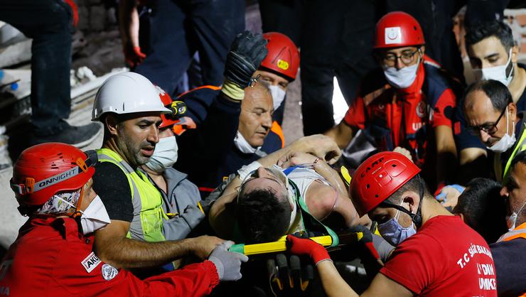 İzmir’den acı haber art arda geldi: Vefat edenlerin sayısı 73 , yaralı ise 949’a ulaştı