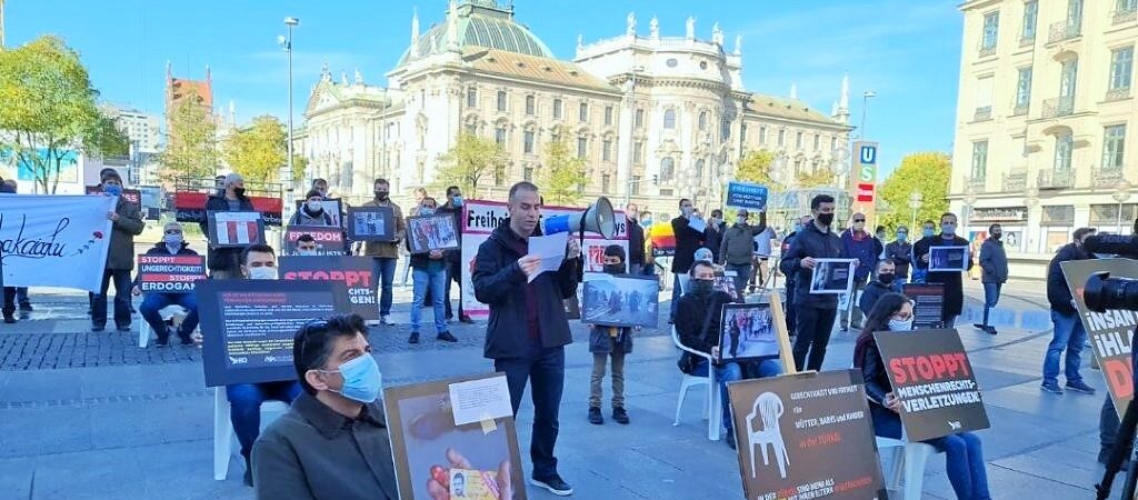 Türkiye’deki tutuklulara özgürlük: Avrupa Parlamentosu önünde ‘Beyaz sandalye’ eylemi