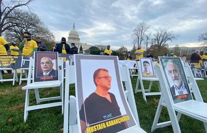 ‘Beyaz sandalye’ Amerika ve Kanada meydanlarında