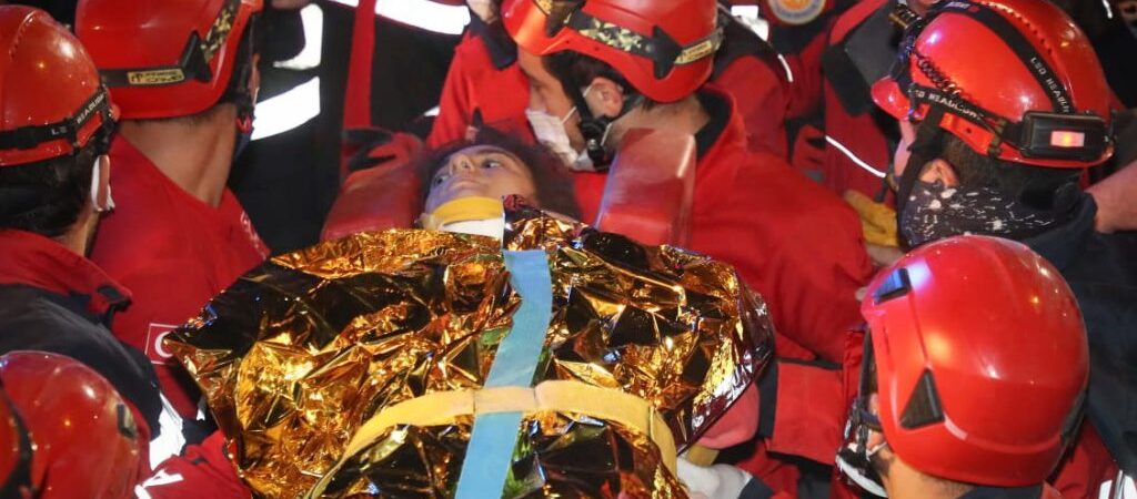 14 yaşındaki İdil Şirin 58 saat sonra enkazdan sağ olarak kurtarıldı