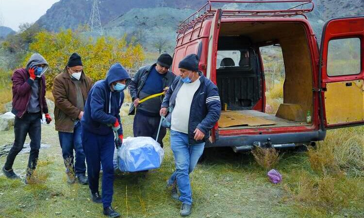 Ermeniler, Karabağ’dan mezarlıktaki cenazelerini de taşıyorlar