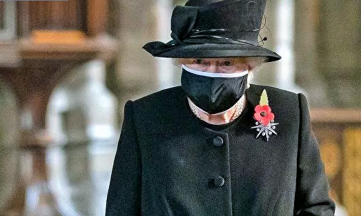 Kraliçe Elizabeth ilk kez halk içinde maskeli görüntülendi