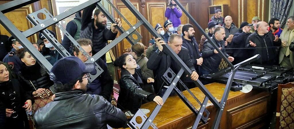 Ermenistan karıştı: Karabağ anlaşmasına kızanlar, parlamento binasını bastı